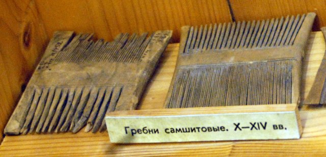 NovgorodMus301combWood